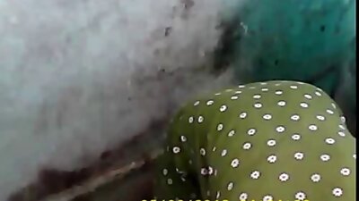 লাল চুলের শুয়োরের লাগালাগি চুদাচুদি লেজওয়ালা মেয়েটি একটি ভয়ঙ্কর পেকার চালানোর জন্য প্রস্তুত